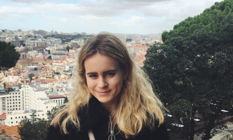 Julia (23) fikk nedslående beskjed på flyplassen:- Diskriminerende