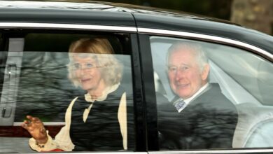 Prins Harry reiser til Storbritannia etter nyheten om kong Charles’ kreft