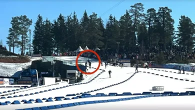 Folk strømmer til