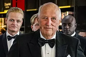 Kong Harald og Dronning Sonjas kan risikere utfordrende værforhold på reise til Bjørnøya