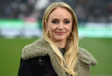 Katharina Kleinfeldt tok feil av Werder Bremen-kaptein Marco Friedl på direkten. Etterpå la hun seg flat.