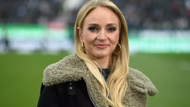 Katharina Kleinfeldt tok feil av Werder Bremen-kaptein Marco Friedl på direkten. Etterpå la hun seg flat.