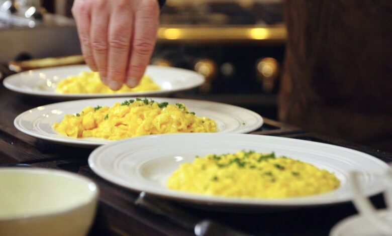 Egge­røre på tre måter – ameri­kansk, fransk og à la Gordon Ramsay