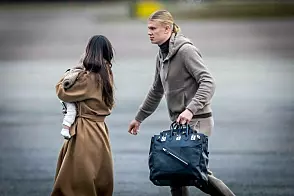 Martin Ødegaard sliter med en kneskade og må følge kampene mot Estland og Italia fra sidelinja.