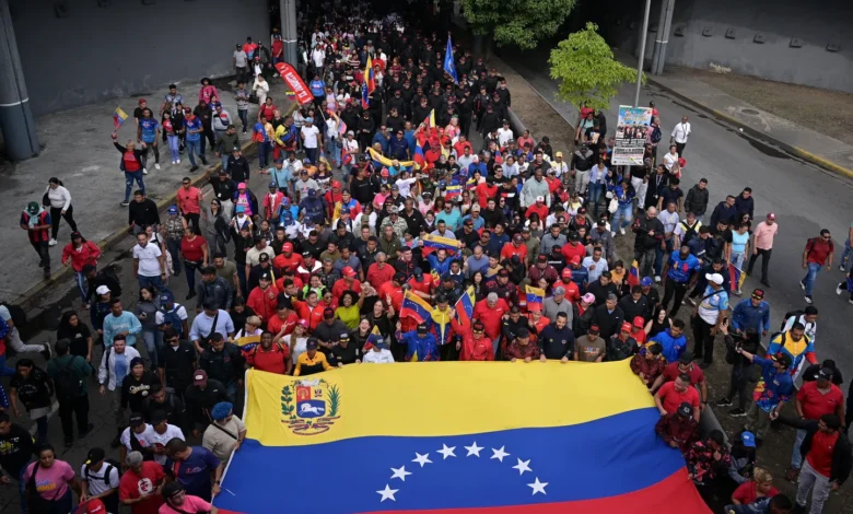 Tusenvis marsjerer i Venezuela mot amerikanske «trusler» – Maduro mobiliserer militsen Tusenvis marsjerer i Venezuela mot amerikanske «trusler» – Maduro mobiliserer militsen