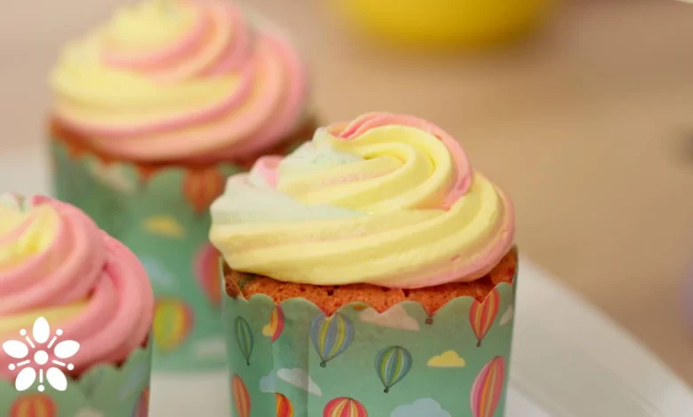 Fargerike cupcakes med kuppel Fargerike cupcakes med kuppel