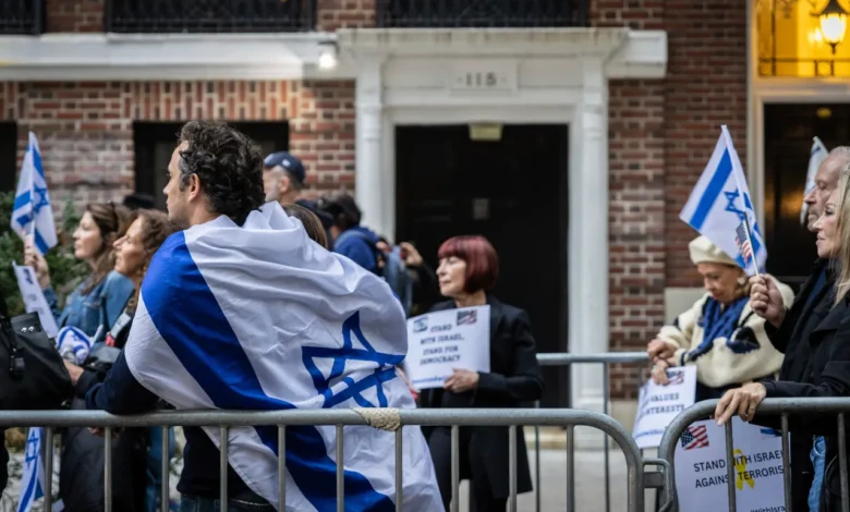 New York inngår forlik med pro-israelsk gruppe etter etterforskning av vold og trakassering New York inngår forlik med pro-israelsk gruppe etter etterforskning av vold og trakassering