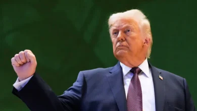 Trump sier Iran «ønsker å snakke» mens USA sender hangarskip til Midtøsten