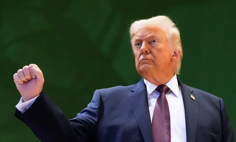 Trump sier Iran «ønsker å snakke» mens USA sender hangarskip til Midtøsten