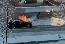 E18-kaos: Tesla i brann etter trailer-saksing