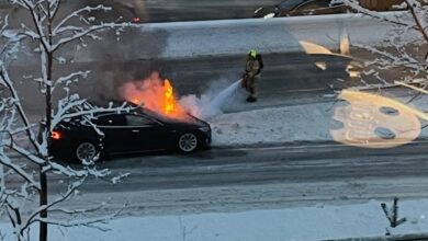 E18-kaos: Tesla i brann etter trailer-saksing