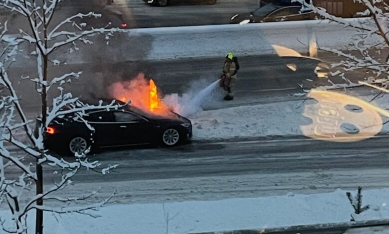 E18-kaos: Tesla i brann etter trailer-saksing E18-kaos: Tesla i brann etter trailer-saksing