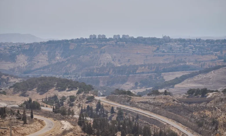 Israel nærmer seg ulovlig E1-bosettingsprosjekt som deler den okkuperte Vestbredden Israel nærmer seg ulovlig E1-bosettingsprosjekt som deler den okkuperte Vestbredden