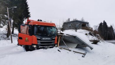 Søppelbil tok med seg garasjen (VG) Søppelbil tok med seg garasjen (VG)
