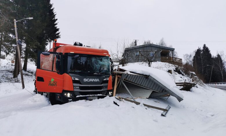 Søppelbil tok med seg garasjen (VG)