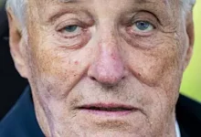 Fraktet bort på båre