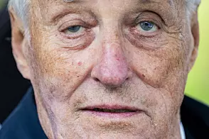 Fraktet bort på båre