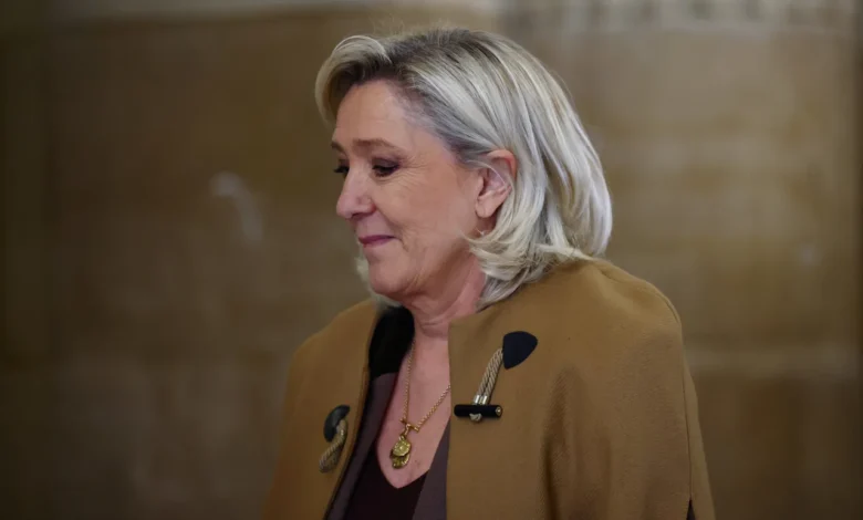 Le Pen sier hun ikke stiller som presidentkandidat dersom hun må bære elektronisk fotlenke