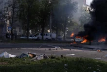 Angrep etterlater over 20 døde i Ukraina mens Kiev og Moskva foreslår separate våpenhviler