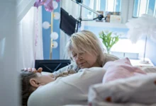 Her løfter han trofeet: – Føles uvirkelig