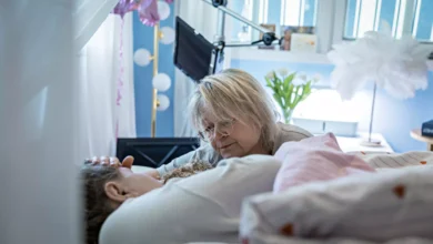 Her løfter han trofeet: – Føles uvirkelig