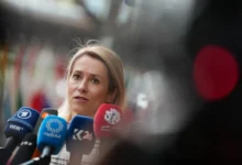 EUs utenrikssjef ber om raskere våpenproduksjon mens ministrer møtes i Brussel