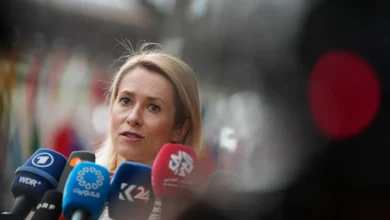 EUs utenrikssjef ber om raskere våpenproduksjon mens ministrer møtes i Brussel