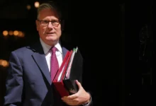 Presset øker mot Storbritannias Starmer etter at Labour-representanter ber ham gå av