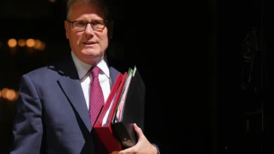Presset øker mot Storbritannias Starmer etter at Labour-representanter ber ham gå av