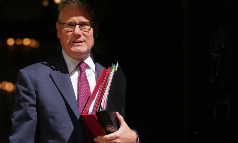 Presset øker mot Storbritannias Starmer etter at Labour-representanter ber ham gå av