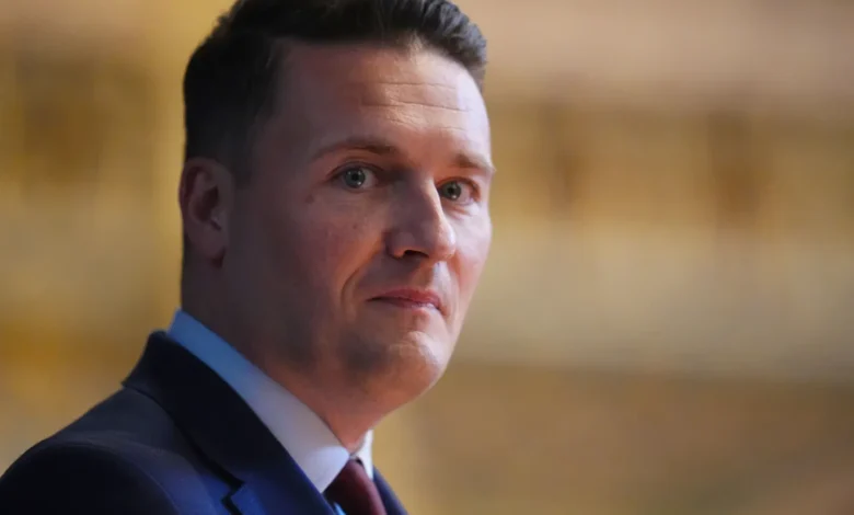 Streeting trekker seg og erklærer at Starmer ikke kan lede Labour i neste valg Streeting trekker seg og erklærer at Starmer ikke kan lede Labour i neste valg