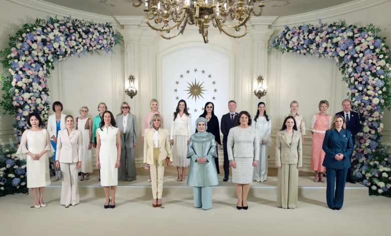 Emine Erdoğan samlet NATO-ledernes ektefeller i Ankara: – Barns digitale sikkerhet kan ikke overlates til teknologiselskapene Emine Erdoğan samlet NATO-ledernes ektefeller i Ankara: – Barns digitale sikkerhet kan ikke overlates til teknologiselskapene
