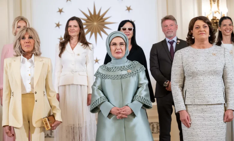 Emine Erdoğan samlet NATO-ledernes ektefeller til møte om barn, teknologi og sikkerhet Emine Erdoğan samlet NATO-ledernes ektefeller til møte om barn, teknologi og sikkerhet