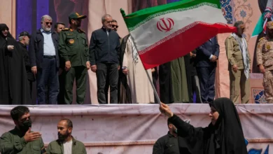 Hundretusener av iranere deltar i den største regjeringsvennlige markeringen siden krigen startet