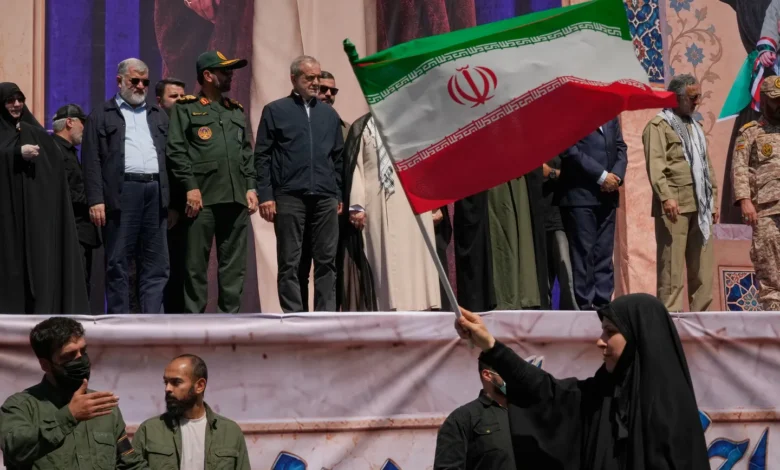 Hundretusener av iranere deltar i den største regjeringsvennlige markeringen siden krigen startet Hundretusener av iranere deltar i den største regjeringsvennlige markeringen siden krigen startet