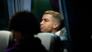 Kona til Cristiano Ronaldo, Georgina Rodríguez, reagerer før kampen mot Norge.