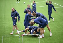 Trener på kunstgress før Champions League-kampen i Stavanger