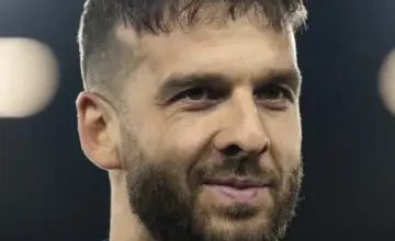 Fotballegenden Gary Lineker langer ut mot Zlatko Tripić.